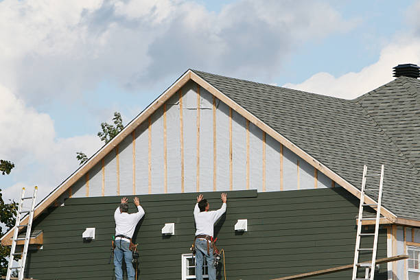 Professional Siding technician working in Loretto, VA